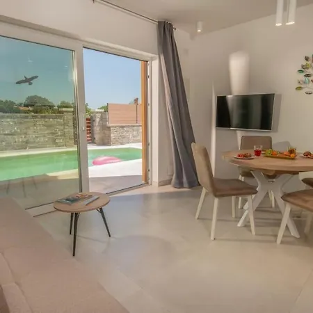 Vilo With Heated Pool In Istria Marcana